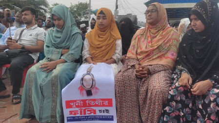 শিক্ষক বাবাকে হত্যার দায়ে মায়ের ফাঁসির দাবি মেয়ের