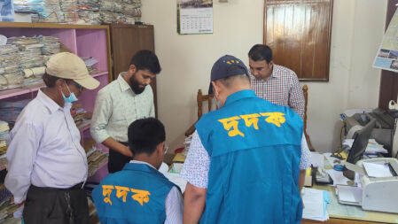 রাঙামাটিতে বিআরটিএ অফিসে দুদকের অভিযান